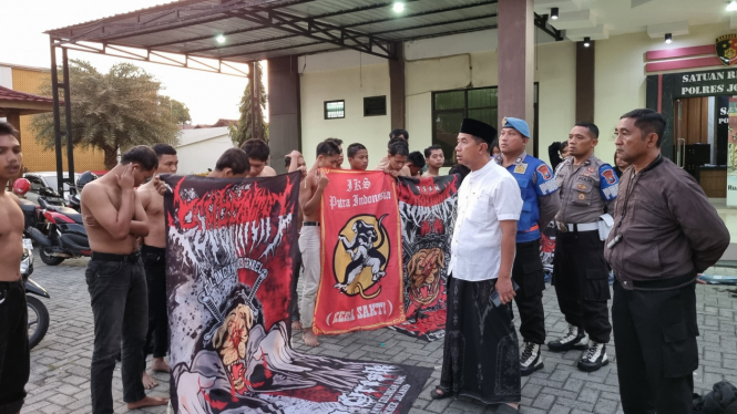 Anggota perguruan silat saat diamankan warga di Sumobito.