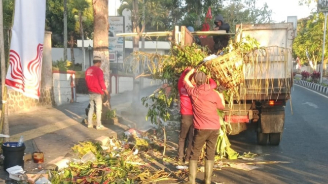 Pembersihan sampah pasca kegiatan Bantengan Nuswantoro