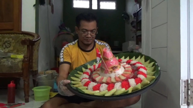 Tumpeng jajan tradisional di Jombang.