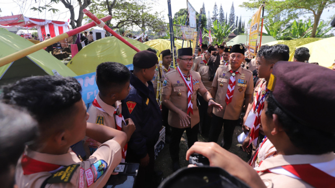 Kepala Dinas Pendidikan Jatim mengikuti Apel Akbar Pramuka.