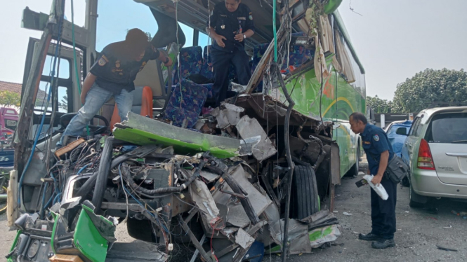 Bus pariwisata kecelakaan di Tol Jombang