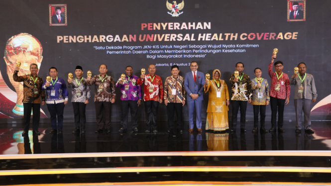 Wakil Wali Kota Pasuruan Mas Adi saat menerima penghargaan UHC