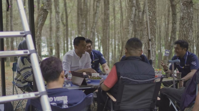 Firhando Gumelar saat ngopi pagi di Taman Hutan Pinus, Kota Batu.