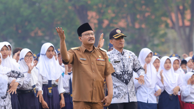 Wali Kota Pasuruan Saifullah Yusuf memimpin apel bersama ribuan siswa