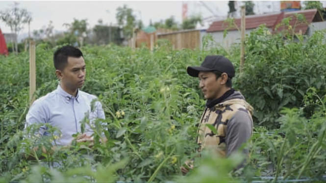 Firhando Gumelar saat mendatangi petani di Sumbergondo.