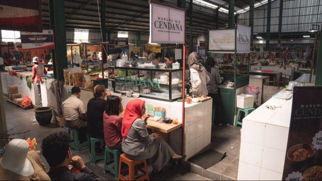 Suasana makan Warung Mie Cendana di Pasar Klojen