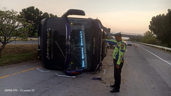 Kendaraan bus yang terguling di tol Jombang.