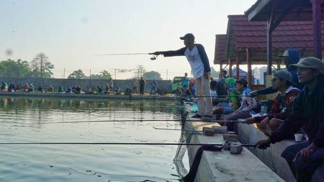 Driver online mitra Dinas Perikanan jadi peserta lomba mancing