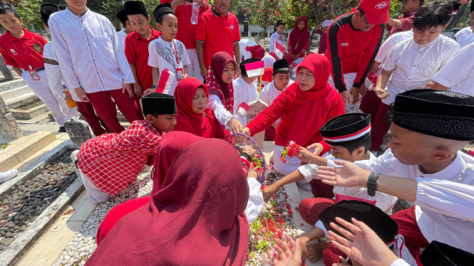 Tabur bunga di makam pahlawan asal Malang Hamid Roesdi