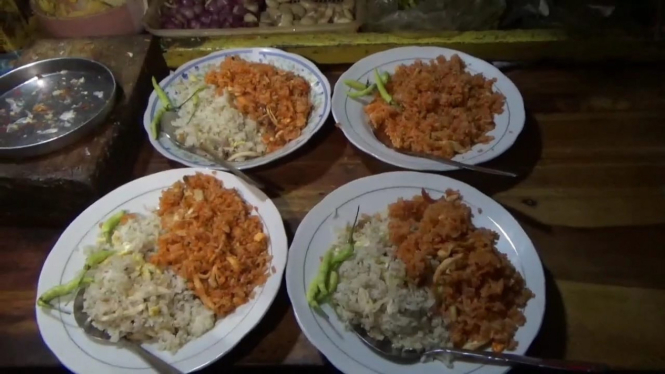 Menu spesial kemerdekaan nasi goreng merah putih.