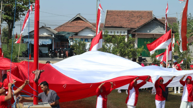 Pengibaran bendera merah putih ukuran raksasa di Jombang.