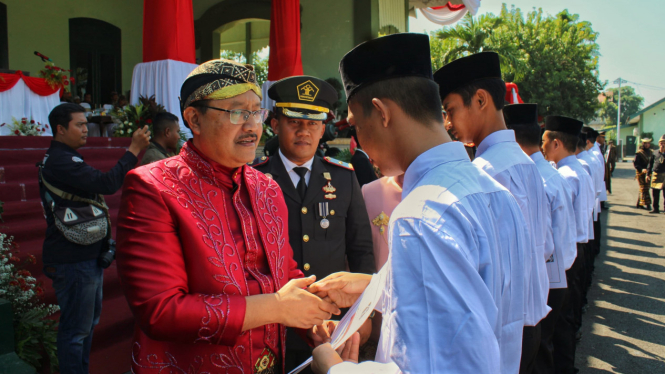 Wali Kota Pasuruan, menyerahkan surat remisi kepada WBP.