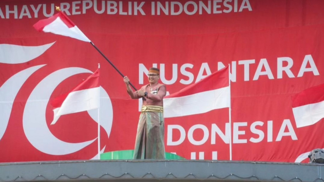 Pj Wali Kota Batu Aries Agung Paewai saat kibarkan bendera.