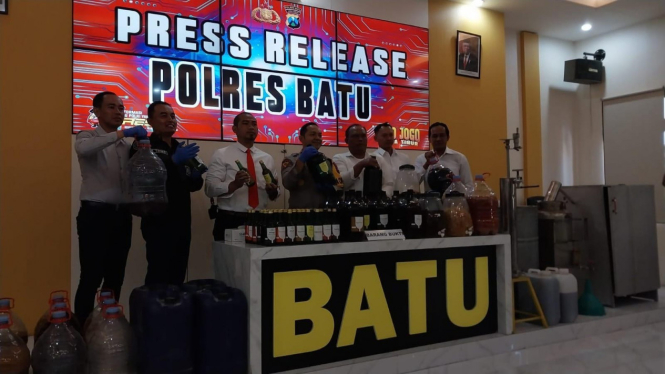 Kapolres AKBP Andi Yudha Pranata memimpin pers rilis di Mapolres Batu.