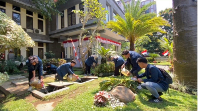 Rekor MURI untuk kategori penuangan eco enzyme terbanyak di Kampus