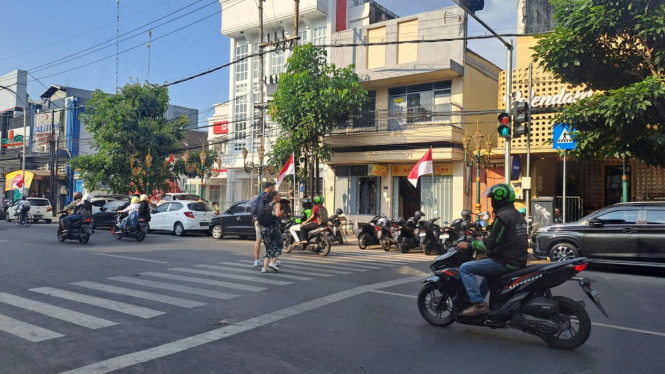 Pejalan kaki di Kayutangan memanfaatkan rambu pelican cross