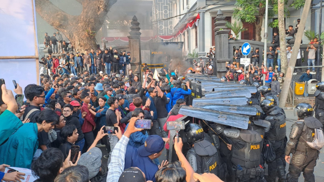 Ribuan demonstran unjuk rasa di DPRD Kota Malang