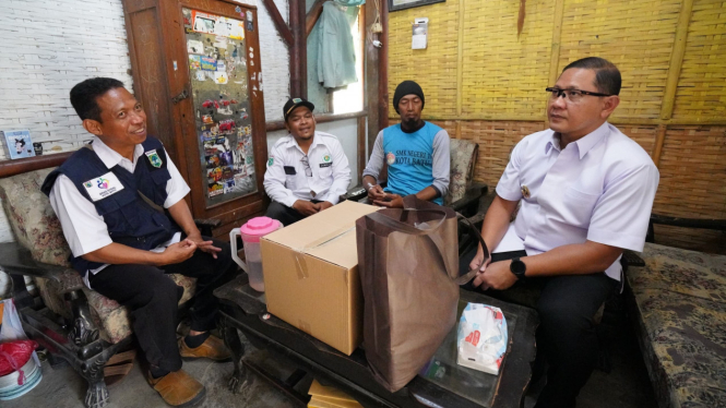 Pj Wali Kota Batu saat mengunjungi rumah warga pra sejahtera.