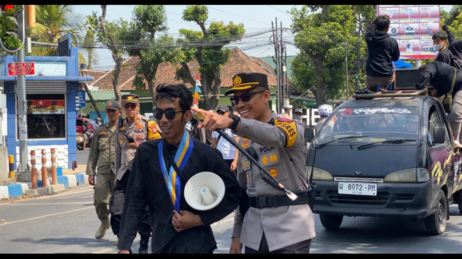 Kapolres Pasuruan Kota AKBP Davis Busin S. dampingi demonstran