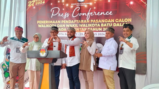 Cak Nur - Heli saat mendaftar di KPU Kota Batu