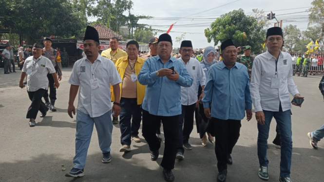 Pasangan Warsubi - Gus Saiman saat mendaftar ke KPU Jombang