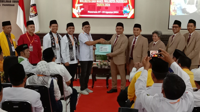 Pasangan Adi - Nawawi saat mendaftar ke KPU Kota Pasuruan