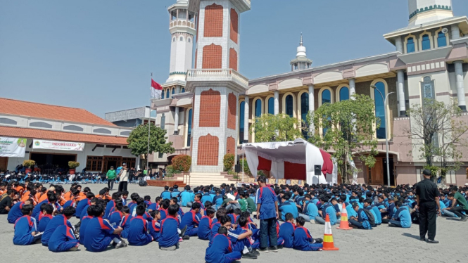 Santri dan pelajar YPBU Gadingmangu, Perak Jombang.