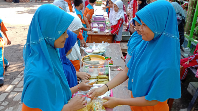 Siswa borong jajanan yang dijual di bazar sekolah