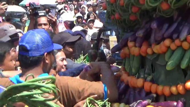 Berebut sayur-mayur di Pawai Budaya Jombang