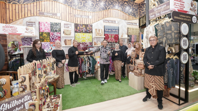 Pj Wali Kota Batu Aries Agung Paewai saat melihat pameran.