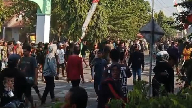 Aksi tawuran warga saat karnaval sound horeg.