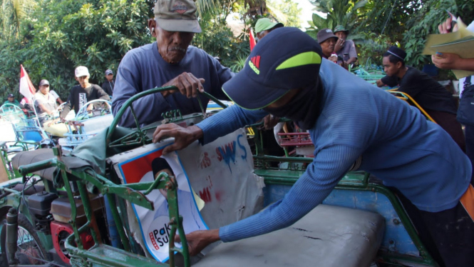 Pemasangan stiker di beras keluarga Bacabup Jombang