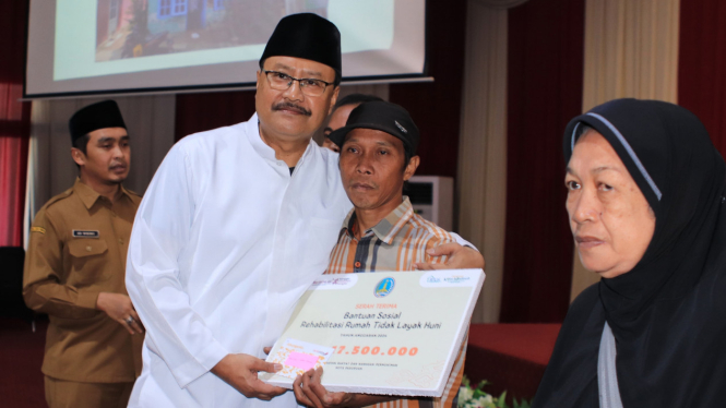 Wali Kota Pasuruan Saifullah Yusuf saat serahkan program RTLH