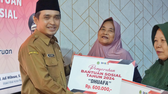 Wawali Kota Pasuruan Adi Wibowo saat serahkan bansos