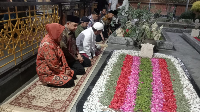 Calon Gubernur Jatim, Tri Rismaharini ziarah di makam KH Hasyim Asyari