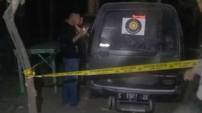 Mobil yang terbakar di SPBU.