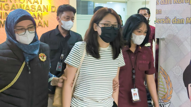 WNA terduga buron di Filipina saat digelandang petugas Imigrasi