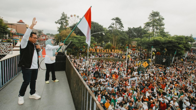 Nurochman saat menyapa para simpatisan pendukungnya