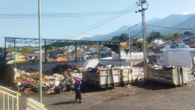 Gunungan sampah di TPS3R Pasar Induk Among Tani