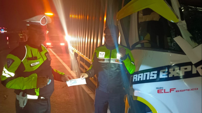 Kendaraan yang terlibat laka lantas di tol Jombang.