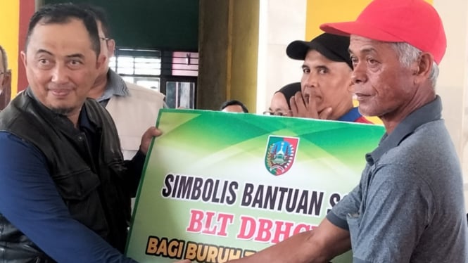 Pj Bupati Jombang saat salurkan BLT