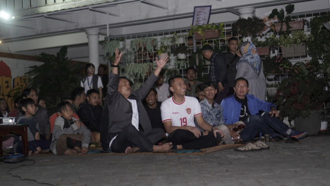 Serunya nobar di Posko Paslon Guru.