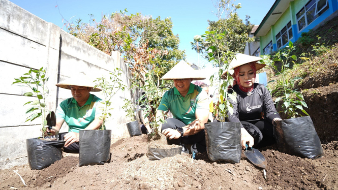 Pj Wali Kota Batu memimpin tanam cabai