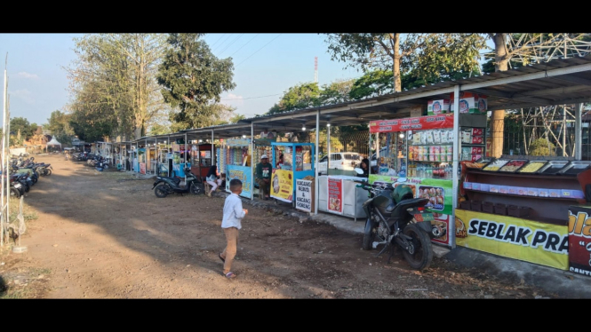 Deretan lapak PKL di Bukit Bintang Kota Batu