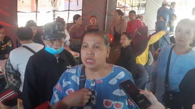 Rahmawati pedagang pakaian dan barang pecah belah di Pasar Comboran