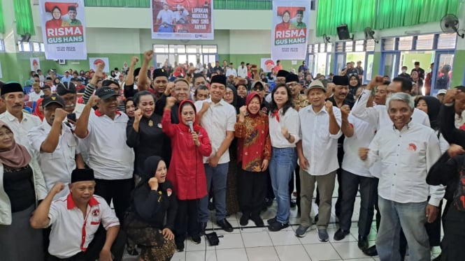 Risma dan Gus Hans bertemu relawan di Malang.