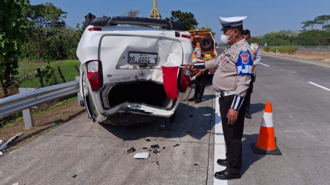 Kendaraan terjungkir di Tol Jombang