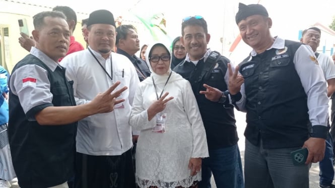 Kompakdesi saat bersama pasangan Mundjidah Sumrambah.