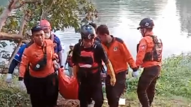 Upaya evakuasi korban dari Sungai Brantas.