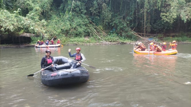 Latihan Search And Rescue (SAR) di aliran Sungai Brantas